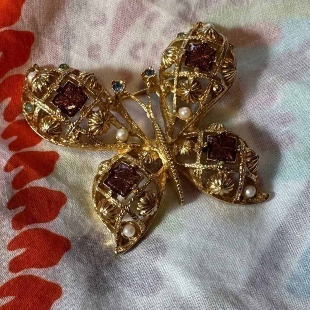 Beautiful Vintage Avon Butterfly Pin w gemstones!